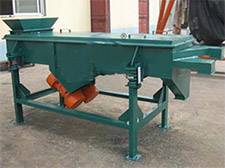 碳鋼加裝料斗的雙層直線振動篩。